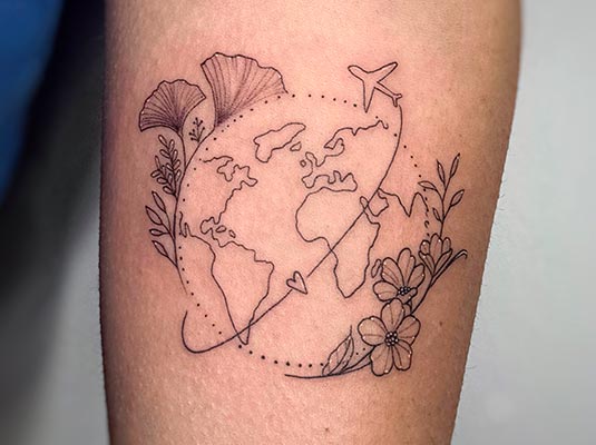 Tatuaje línea fina globo terráqueo con avión